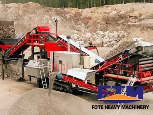 Crawler type mobile crushing and screening plant